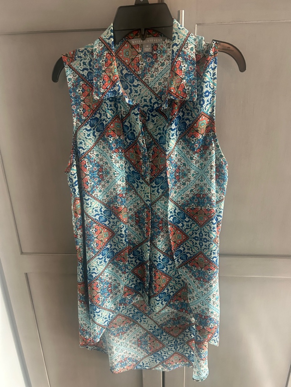 Valerie Stevens Blue and Coral Geometric Sleeveless Button-Down Top
